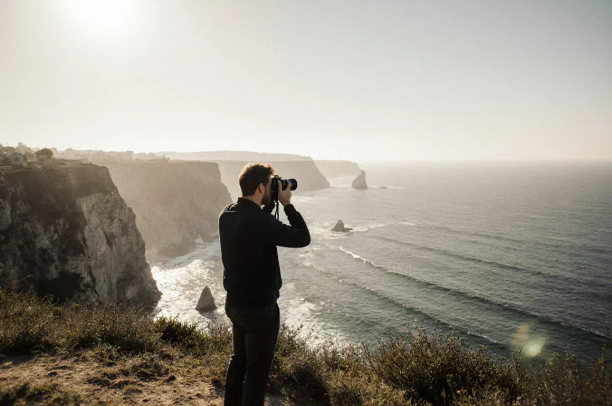 photographe-en-bord-de-falaise-capturant-le-paysage-maritime-au-coucher-du-soleil