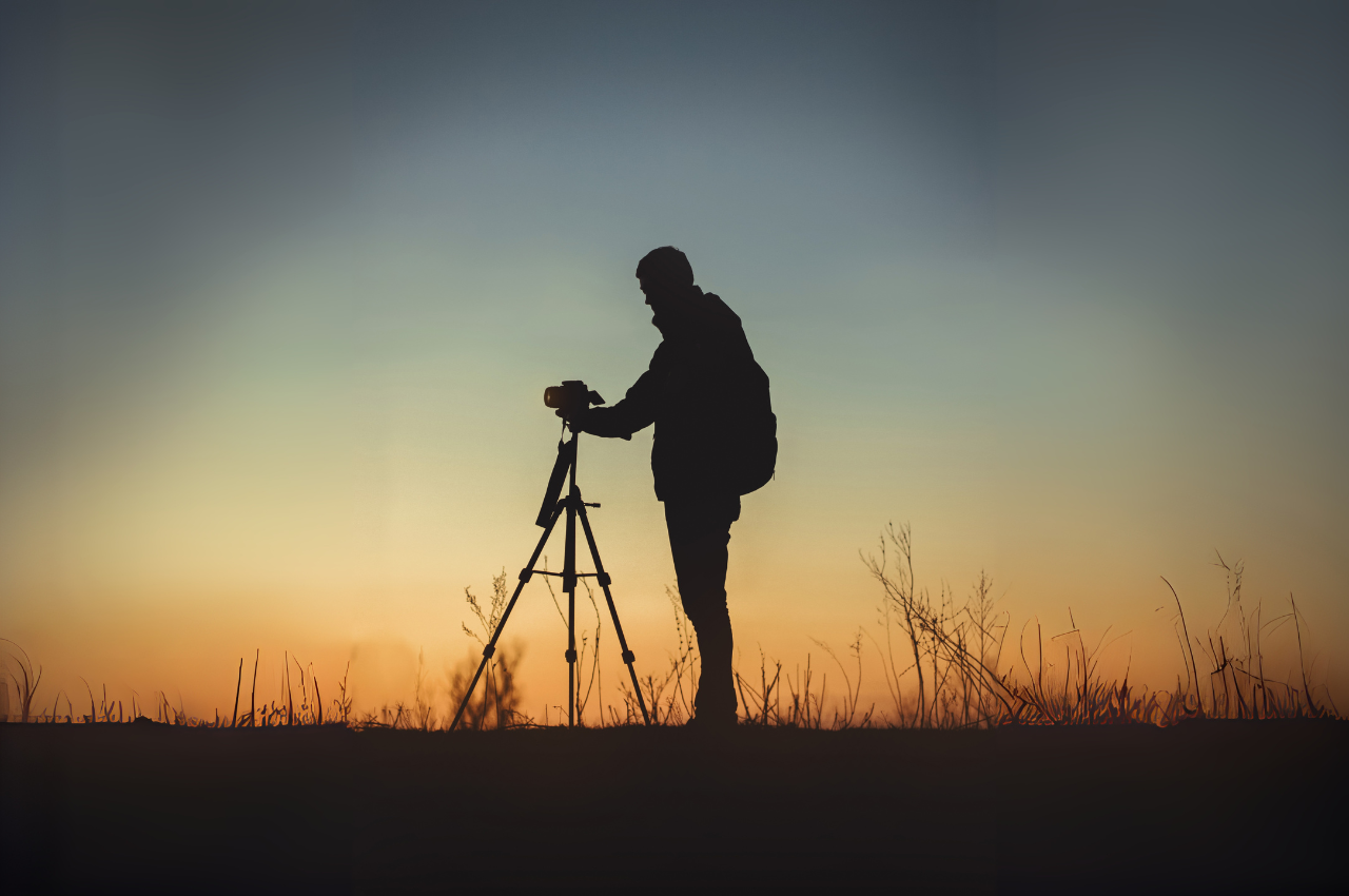 silhouette-de-photographe-avec-trépied-au-coucher-du-soleil-en-paysage-naturel